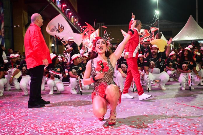 Juliana Paes no mini desfile da Viradouro