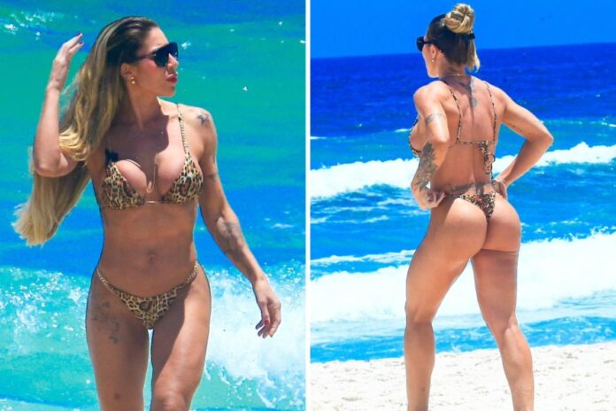 Tati Minerato na praia com biquíni de oncinha