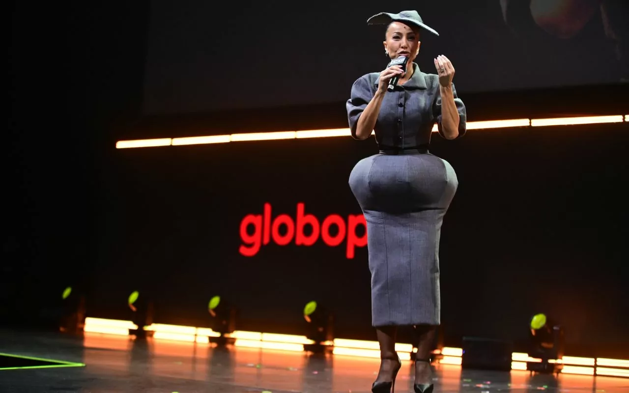 Sabrina Sato mostra pneu saliente na CCXP25