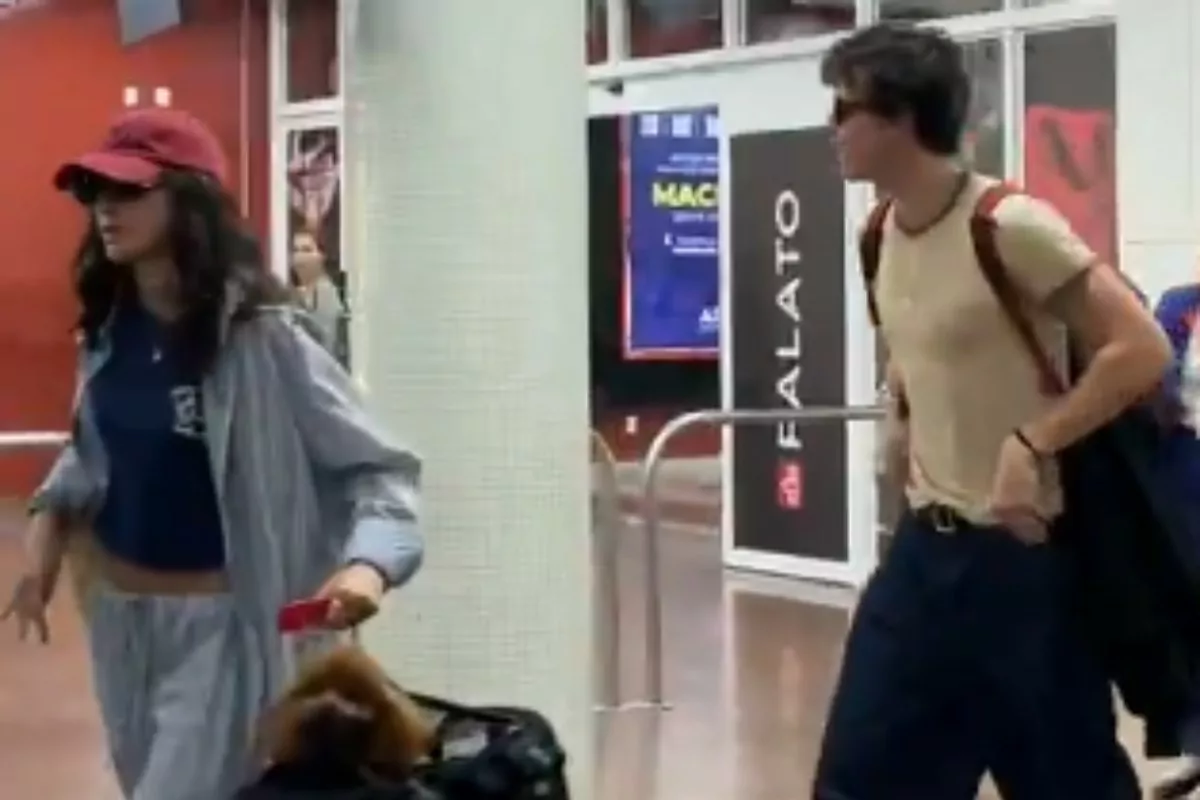 bruna marquezine e shawn mendes desembarcando em maceió