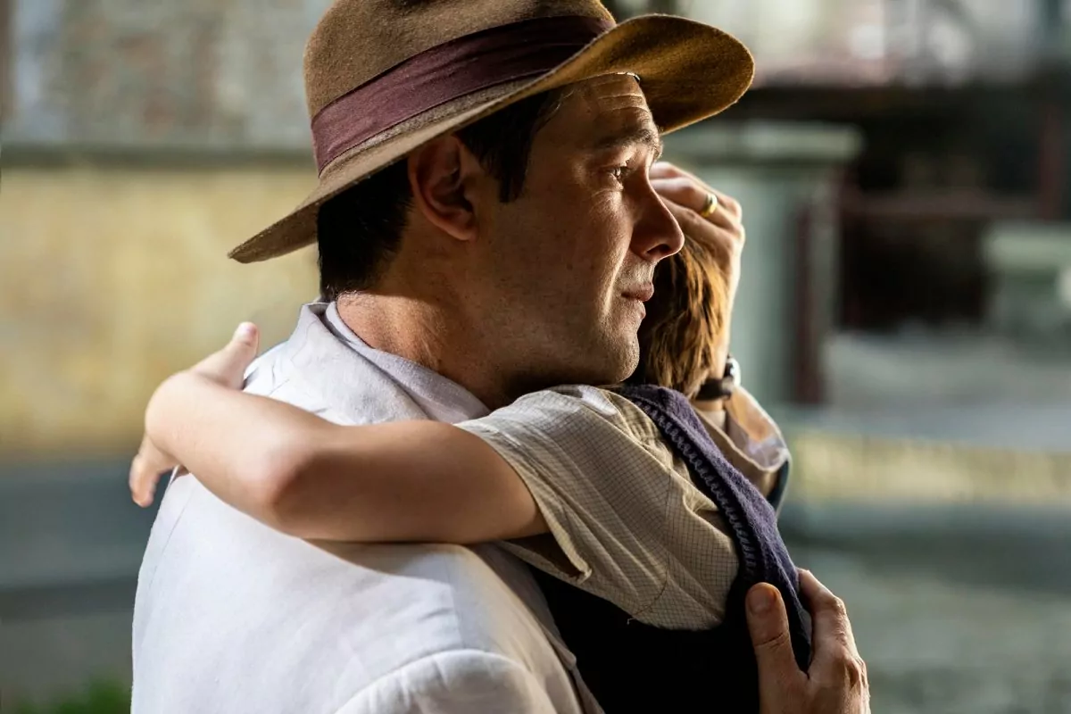 Candinho (Sergio Guizé) emocionado abraçando Samir (Davi Malizia) em