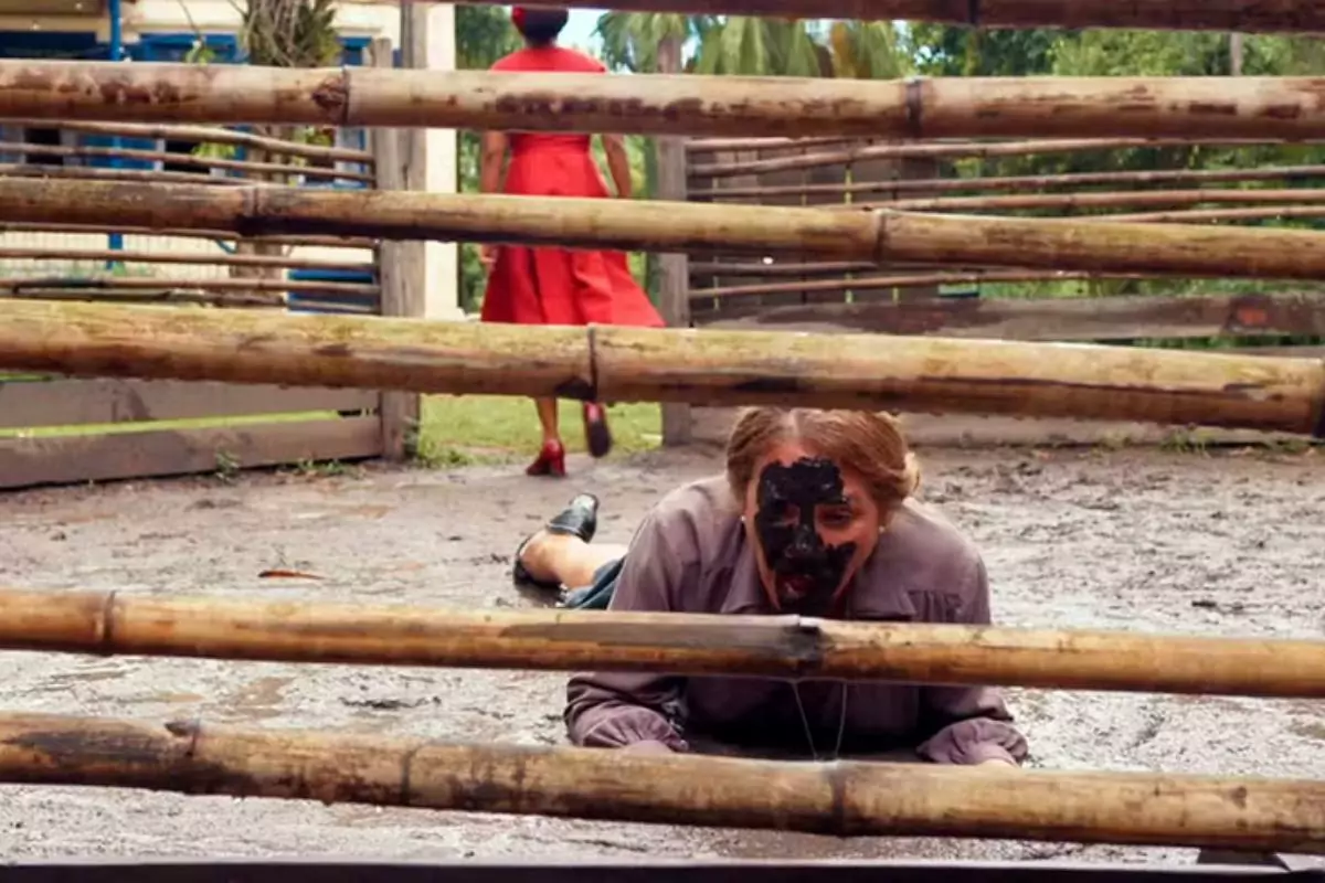 Dita (Jeniffer Nascimento) joga Zulma (Heloisa Périssé) na lama em Êta Mundo Melhor