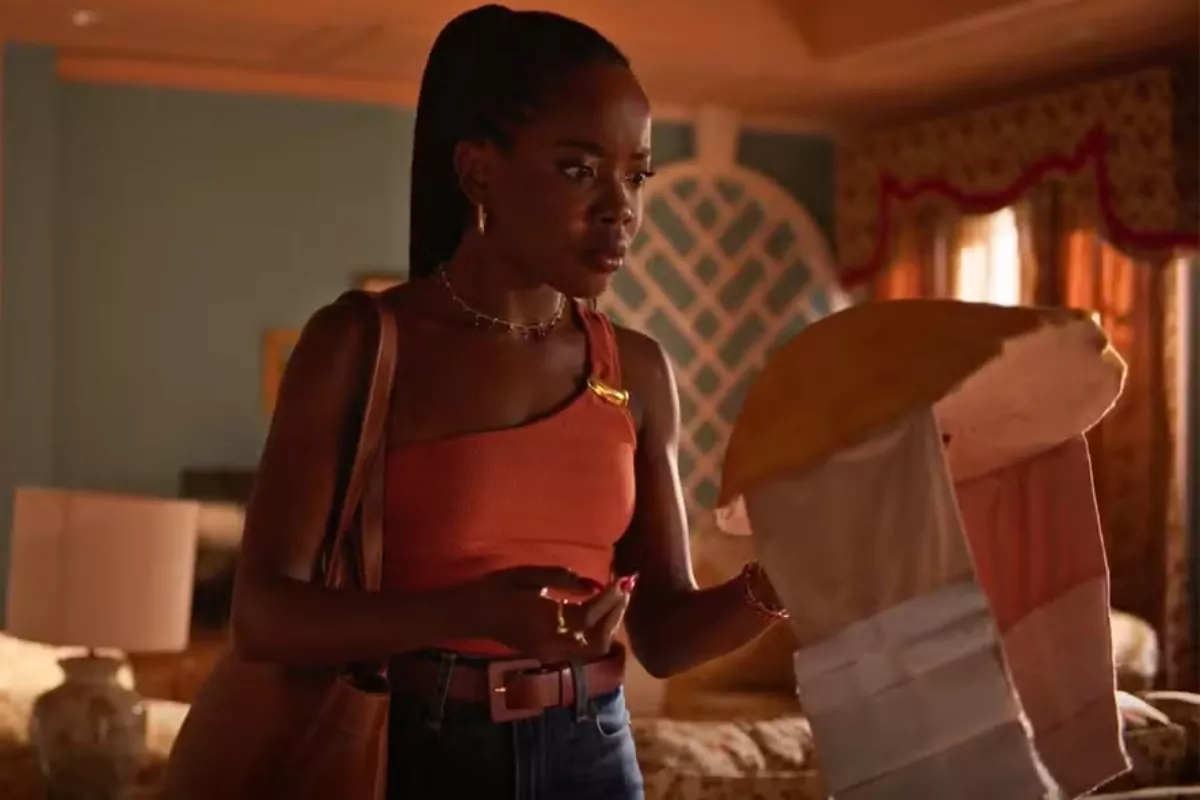 Leo (Clara Moneke) vê barriga falsa de Ellen (Camila Pitanga) em Dona de Mim