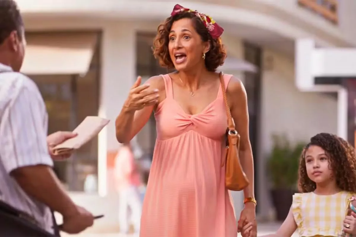 Ellen (Camila Pitanga) aplica golpe na rua com Sofia (Elis Cabral) em Dona de Mim