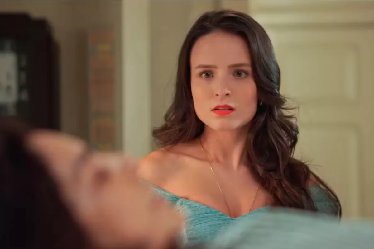 Estela (Larissa Manoela) leva susto ao ver rosto conhecido no hospital em