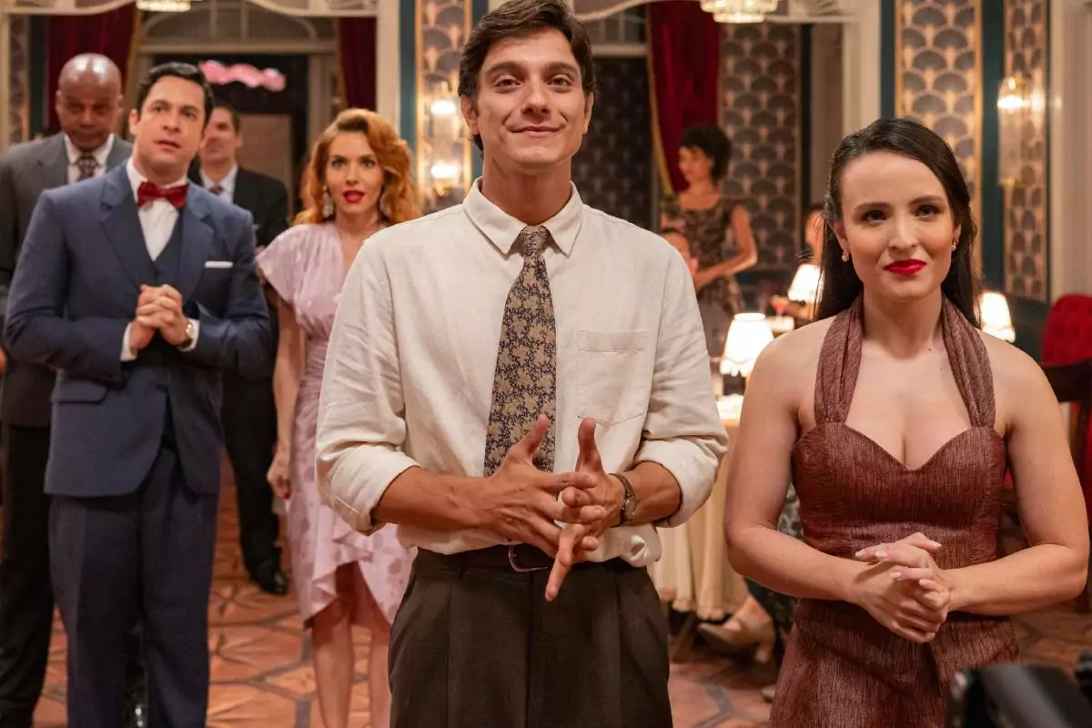 Estela (Larissa Manoela) com Túlio (Cadu Libonati) e Tamires (Monique Alfradique) com Celso (Rainer Cadete) em Êta Mundo Melhor