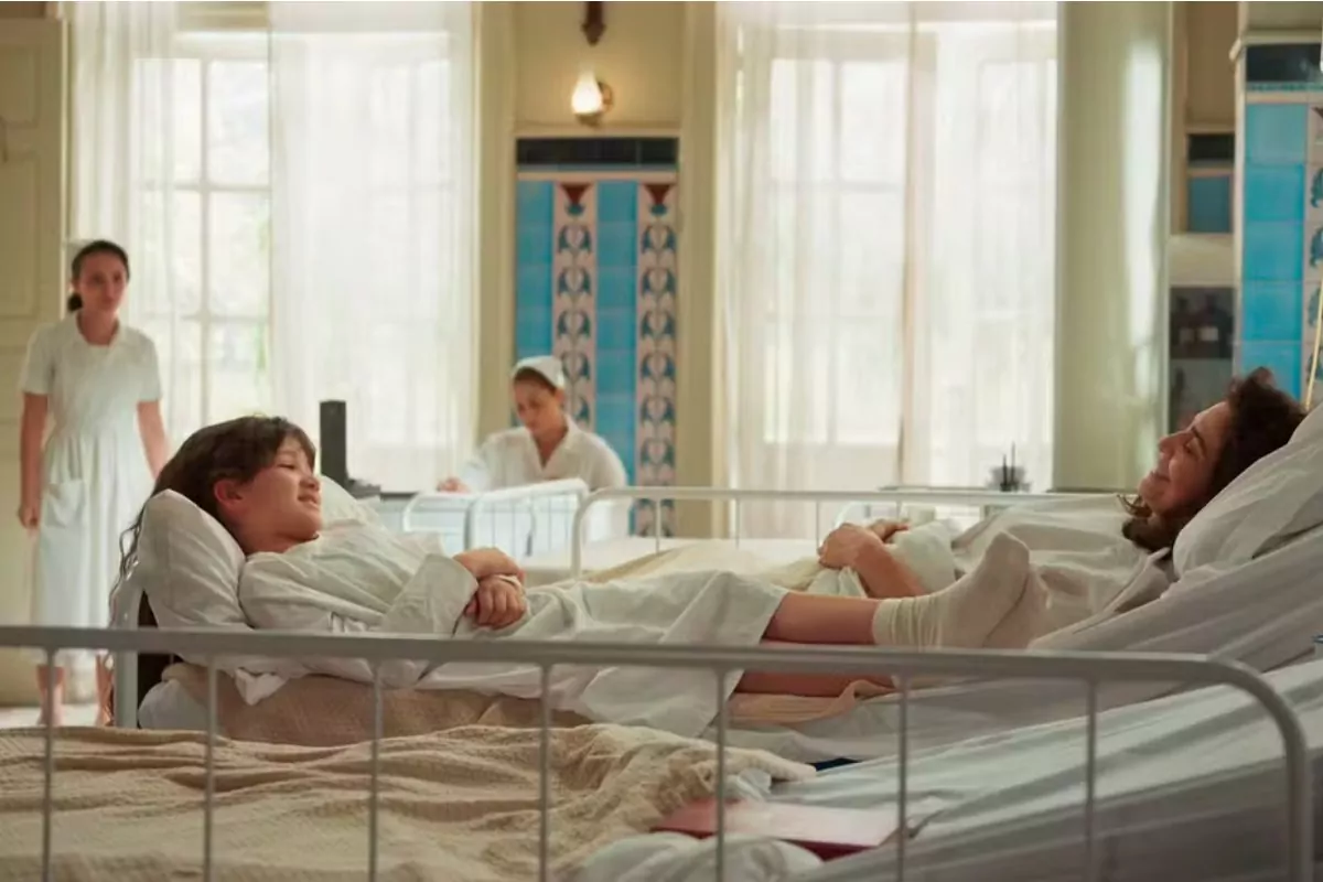 Estela (Larissa Manoela) flagra Miriam (Leticia Sabatella), sua mãe, conversando com Anabela (Isabelly Carvalho) no hospital em