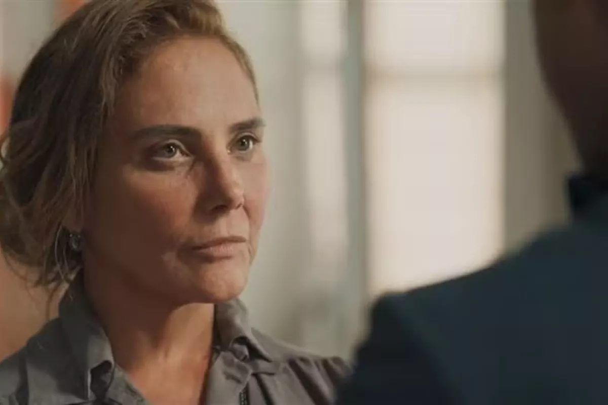 Candinho (Sergio Guizé) fica chocado com Zulma (Heloisa Périssé) em Êta Mundo Melhor