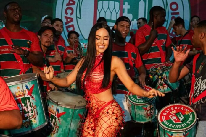 isabelle nogueira sambando na quadra da grande rio