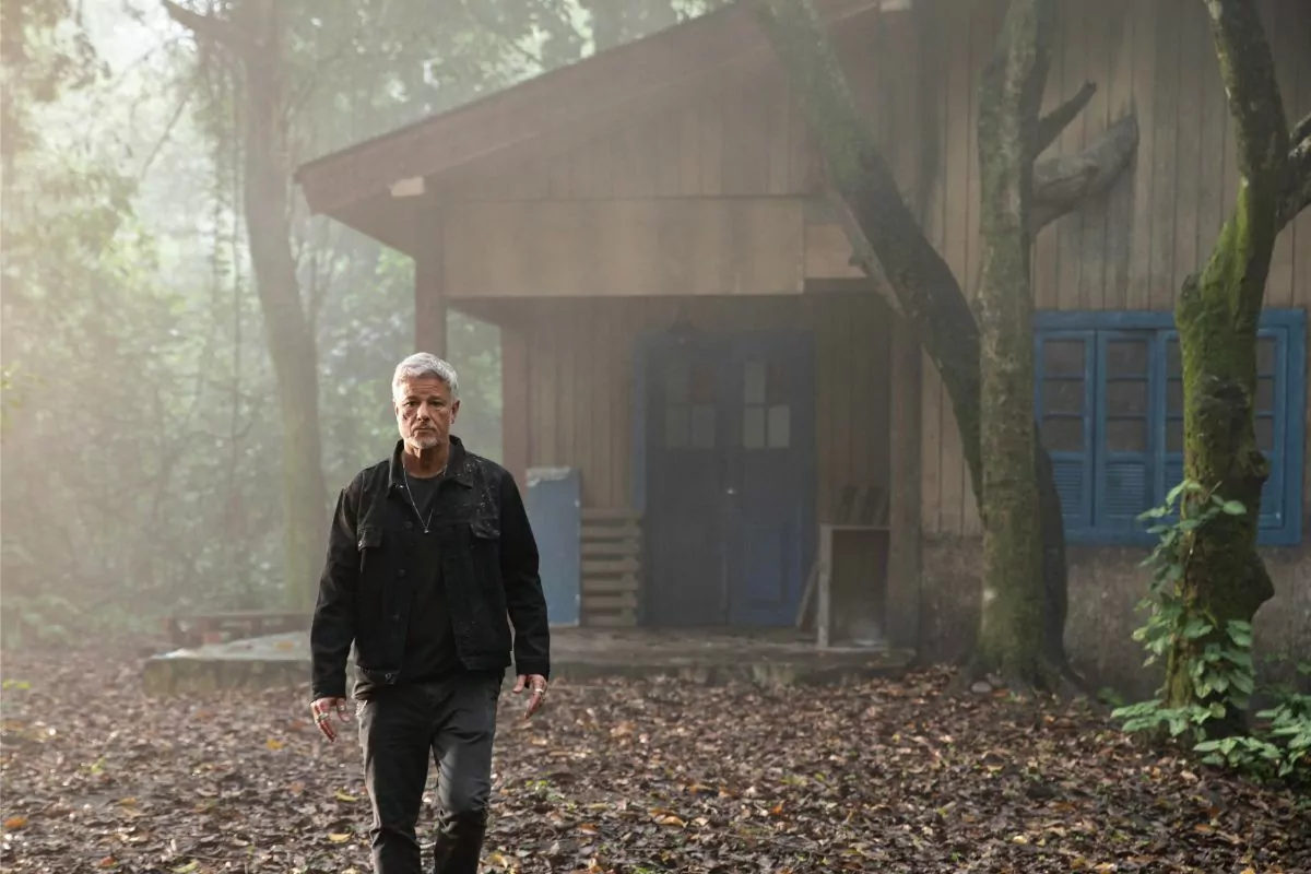 Foragido, Jaques (Marcello Novaes) chega a uma casa abandonada em Dona de Mim