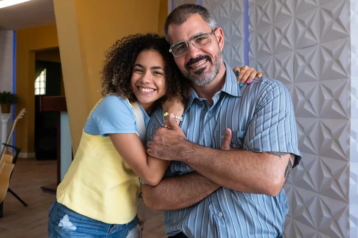 Joélly (Alana Cabral) e Jorginho (Juliano Cazarré) em