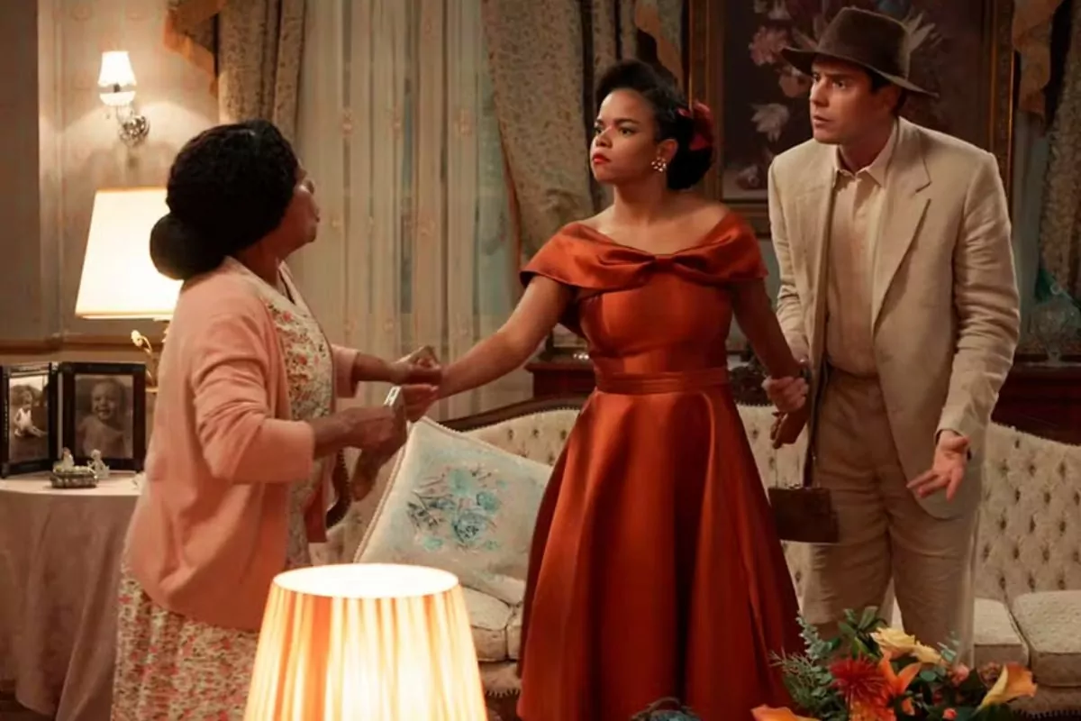 Manoela (Dhu Moraes) se desespera ao ver Dita (Jeniffer Nascimento) suja de tinta em