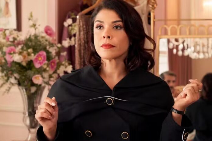 Olga (Maria Carol) usa vestido que Sandra (Flávia Alessandra) vestiu para para incendiar a fábrica de biscoitos em 