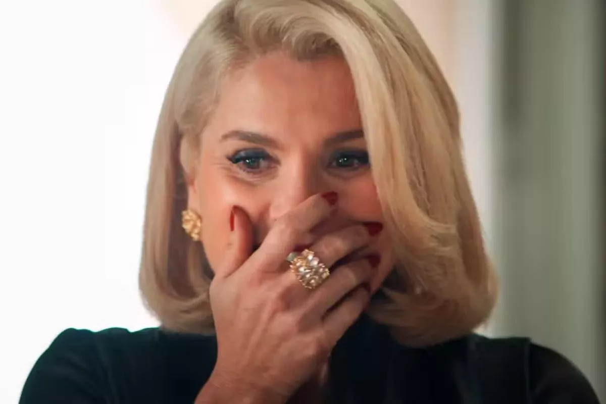 Sandra (Flávia Alessandra) fica em êxtase com novo plano para destruir Candinho (Sergio Guizé) em Êta Mundo Melhor