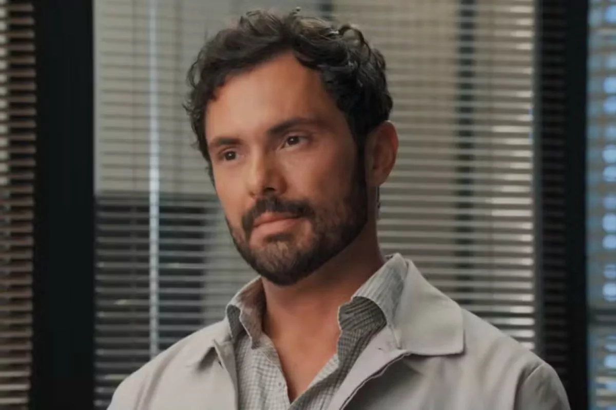 Três Graças: Angélico é contratado para ser o novo X-9 da Chacrinha