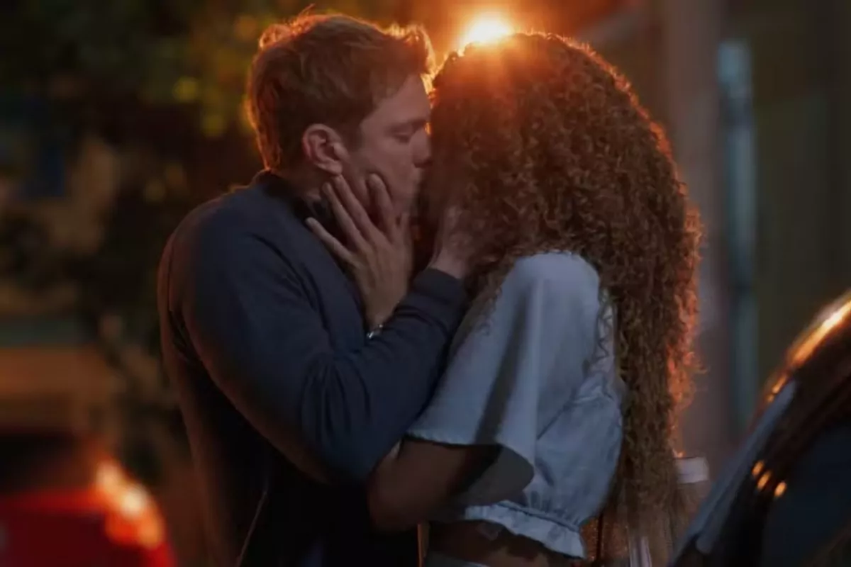 leonardo (pedro novaes) e viviane (gabriela loran) e beijando em três graças