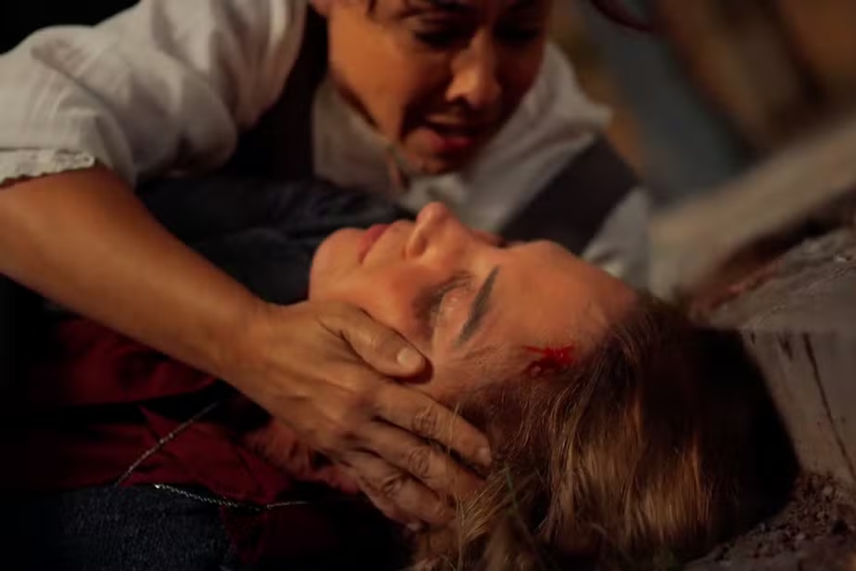 Zenaide (Evelyn Castro) vê Zulma (Heloisa Périssé) desacordada