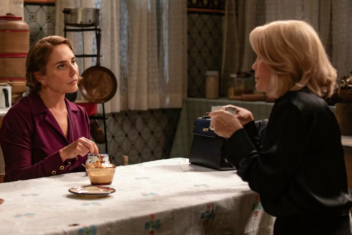 Zulma (Heloisa Périssé) conversando com Sandra (Flávia Alessandra) em