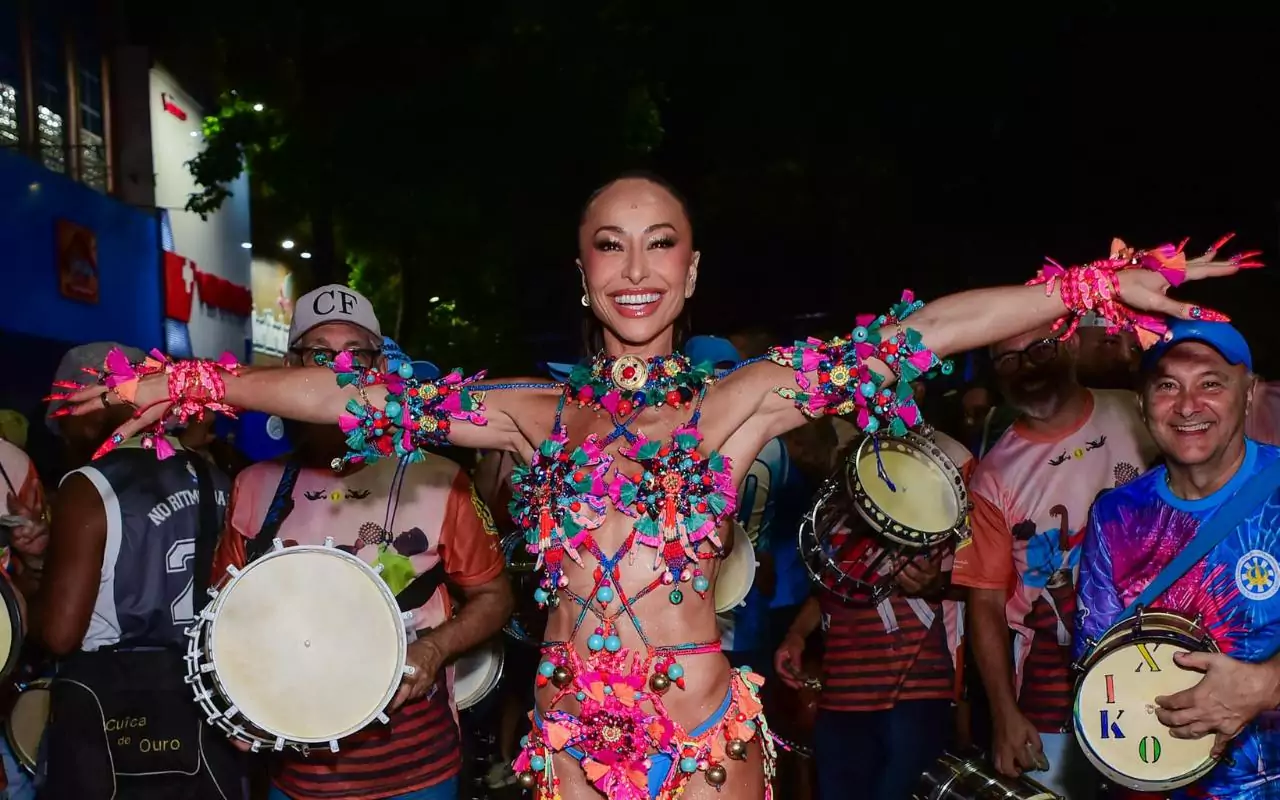Com look cheio de pedrarias, penas e energia, Sabrina encantou a comunidade no primeiro ensaio de rua do ano.