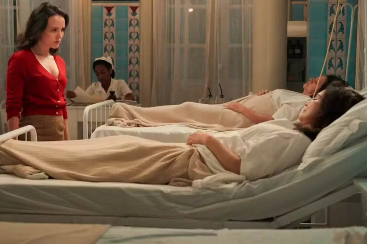 Estela (Larissa Manoela) se emociona ao ver Miriam (Leticia Sabatella) no hospital em