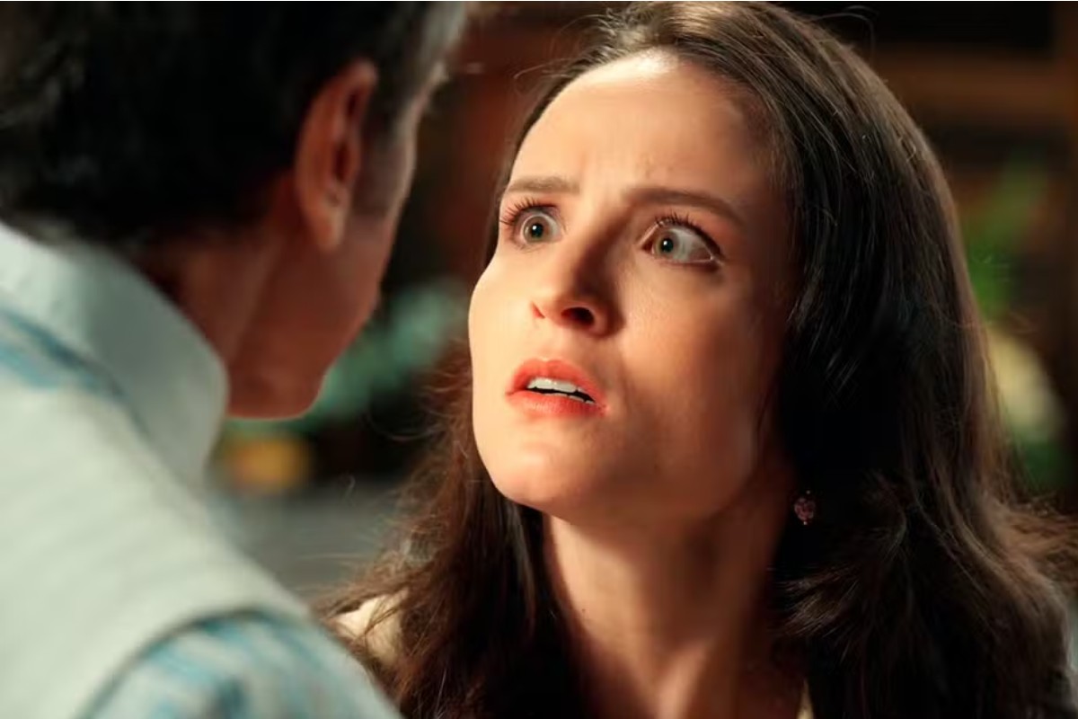 Estela (Larissa Manoela) lembra que Ernesto (Eriberto Leão) foi o culpado pelo seu acidente no barco em