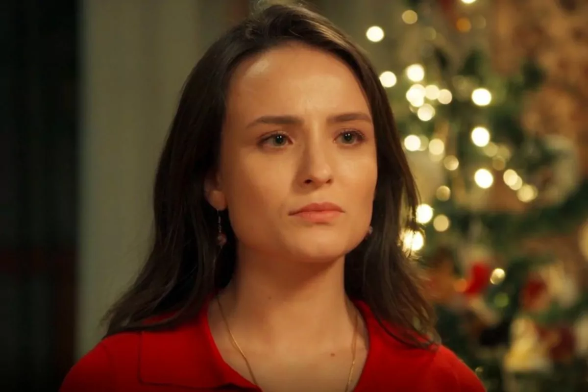 Estela (Larissa Manoela) revela para Miriam (Leticia Sabatella) que é mãe de Anabela (Isabelly Carvalho) em Êta Mundo Melhor