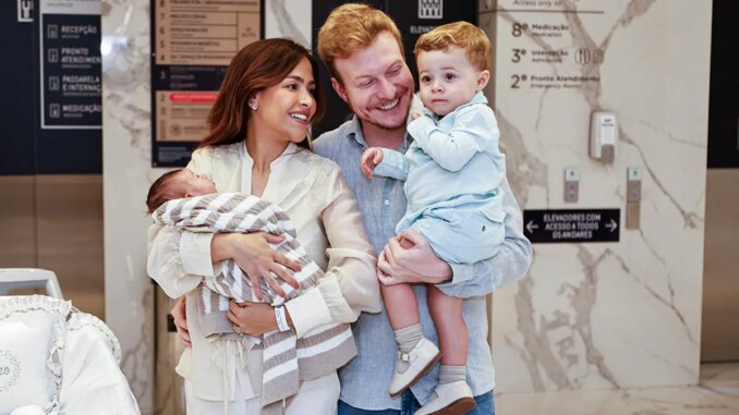 Gabi Luthai e Téo Teló com os filhos