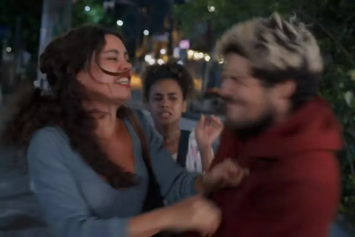 Gerluce (Sophie Charlotte) descobre quem é o pai da filha que Joélly (Alana Cabral) espera em Três Graças