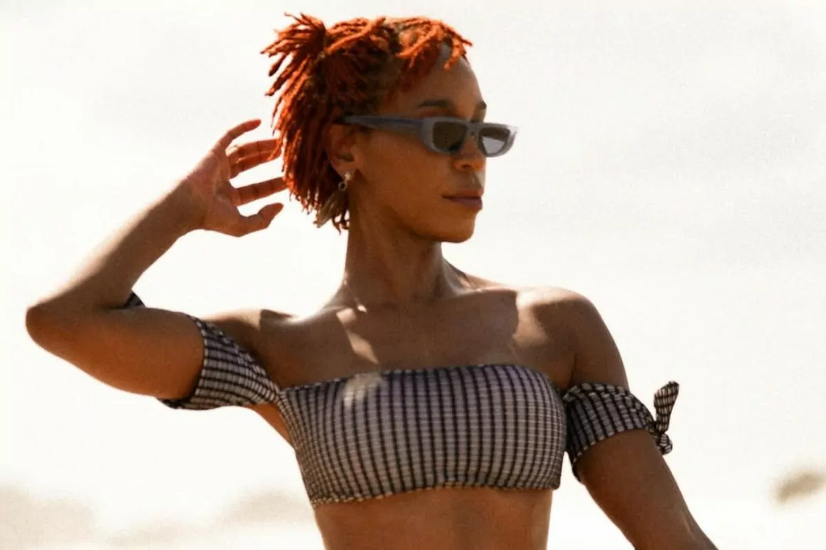 karol conká posando na praia