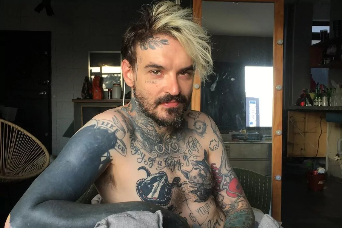 PC Siqueira sem camisa, com tatuagens