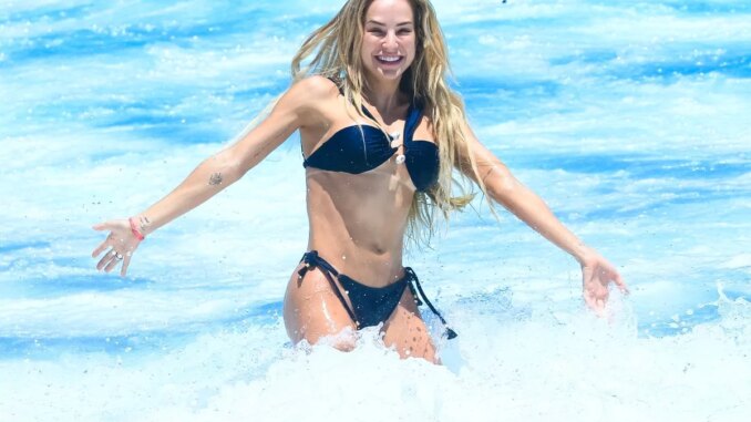 Gabi Martins na praia