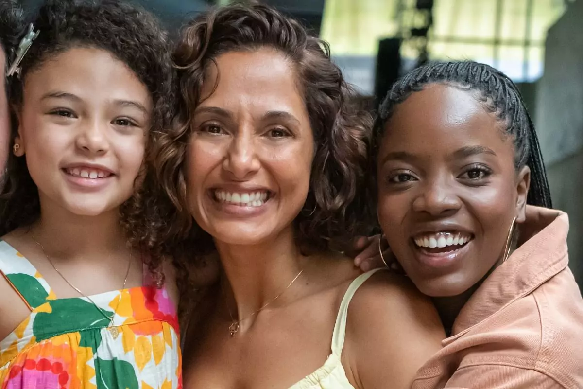 Sofia (Elis Cabral), Ellen (Camila Pitanga) e Leo (Clara Moneke) em