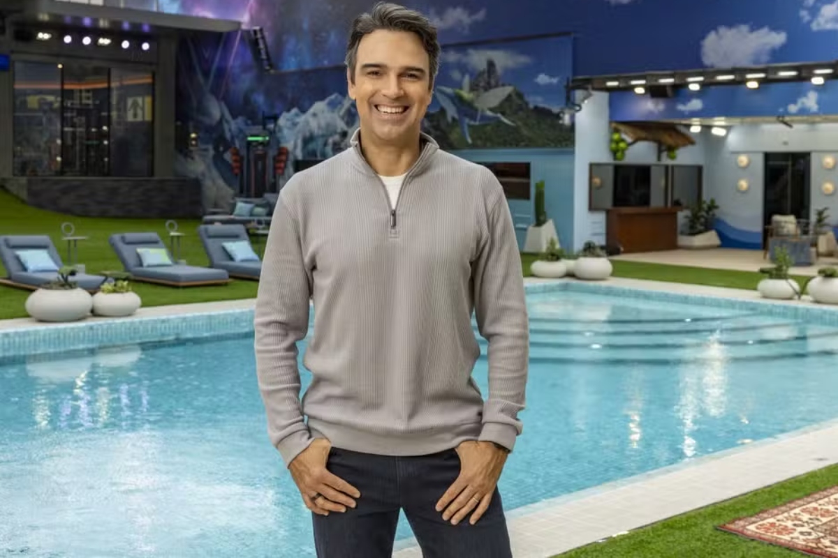 Tadeu Schmidt na área externa do