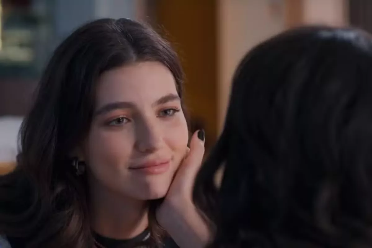 Lorena (Alanis Guillen) recebe o apoio de Zenilda (Andréia Horta) em Três Graças