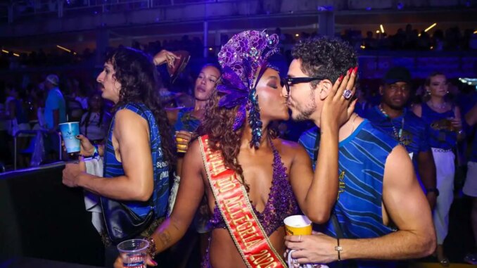 Iza e João Vitor Silva se beijam na Sapucaí - Foto: Dílson Silva/AgNews