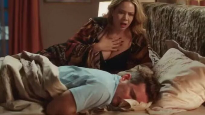 Alaorzinho (Daniel de Oliveira) pega no sono com erva dada por Zilá (Leandra Leal) em 