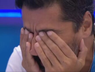 Alberto Cowboy se emociona com vídeo de esposa no Presente do Anjo no BBB 26