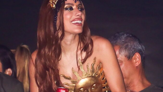 anitta curtindo carnaval do rio de janeiro na sapucaí