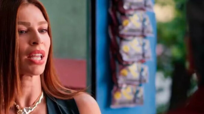 Arminda conta fofocas da família Ferette para Téo Pereira em Três Graças