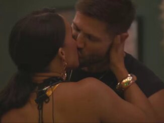 Maxiane e Jonas se beijam na festa do líder