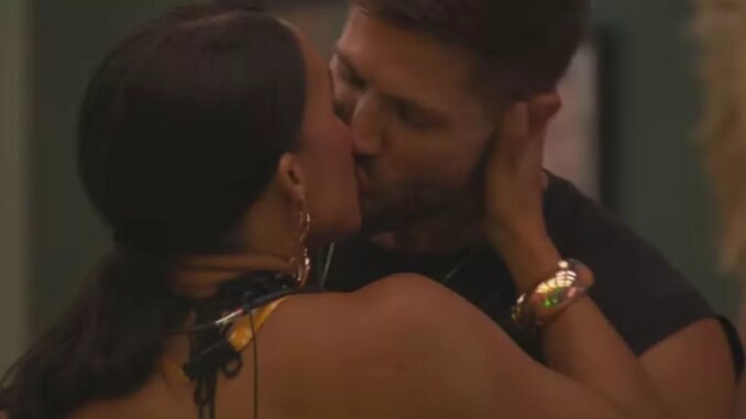 Maxiane e Jonas se beijam na festa do líder