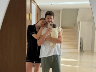 Camila Queiroz e Klebber Toledo com a filha