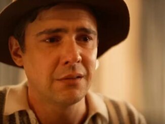 Candinho (Sergio Guizé) chora em Êta Mundo Melhor