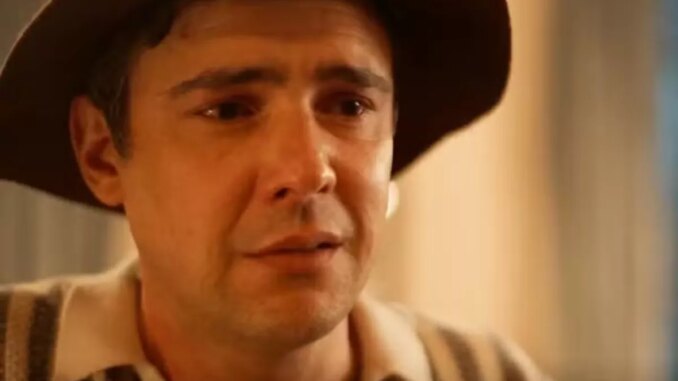 Candinho (Sergio Guizé) chora em Êta Mundo Melhor