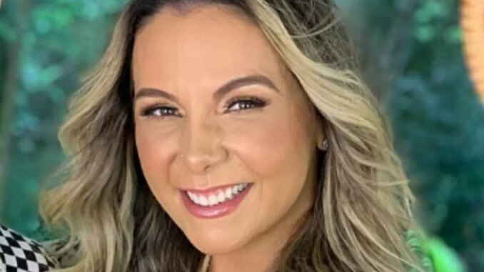 Carla perez sorridente e de cabelos soltos