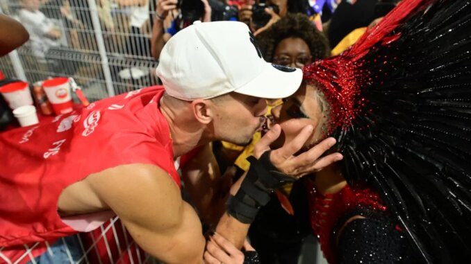 Lexa ganha beijo do marido, Ricardo Vianna