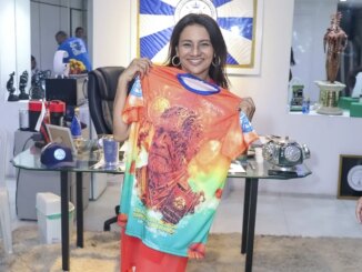 Dira Paes vive Dona Lindu em desfile emocionante da Niterói