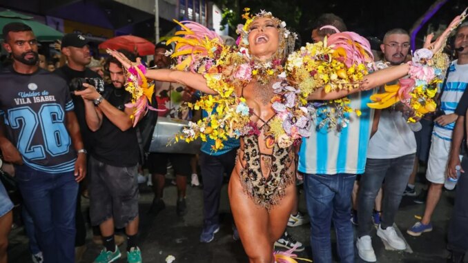 Sabrina Sato no ensaio da Unidos de Vila Isabel