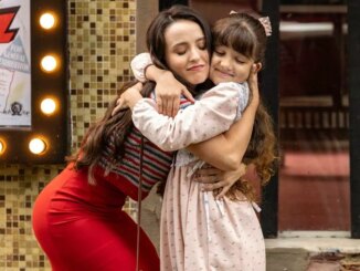 Estela (Larissa Manoela) e Anabela (Isabelly Carvalho) em Êta Mundo Melhor