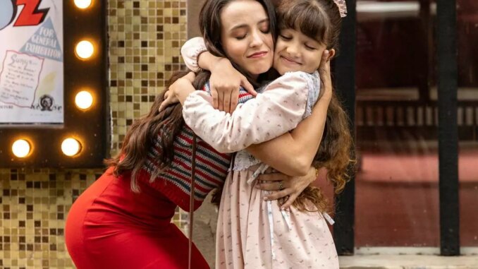 Estela (Larissa Manoela) e Anabela (Isabelly Carvalho) em Êta Mundo Melhor